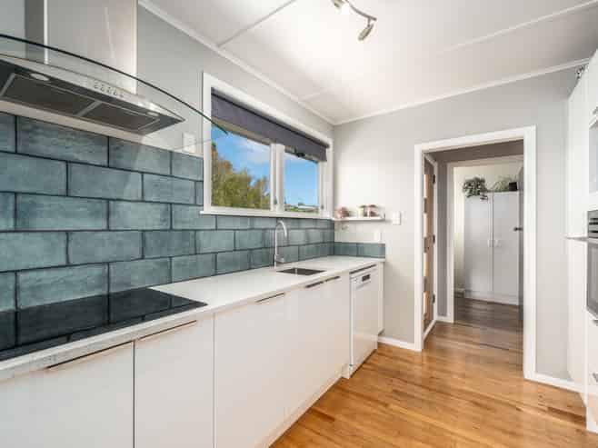 11 Pauline Way, Paparangi