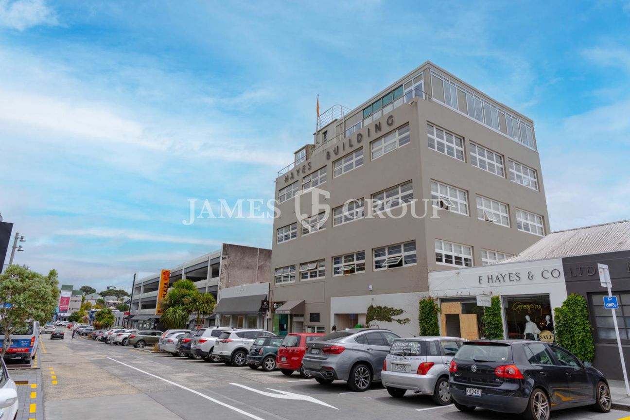 BRIGHT NEWMARKET OFFICE WITH TWO MEETING ROOMS - Mehr