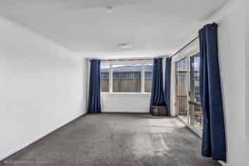 84 Pembroke Road East, Stratford