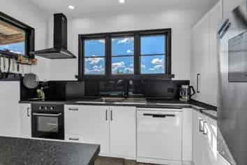 84 Pembroke Road East, Stratford