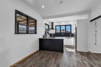 84 Pembroke Road East, Stratford