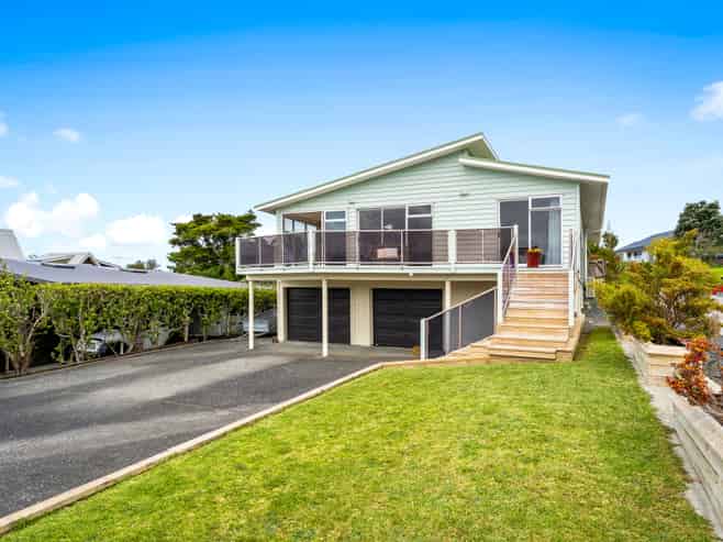 8 Alexander Road, Algies Bay