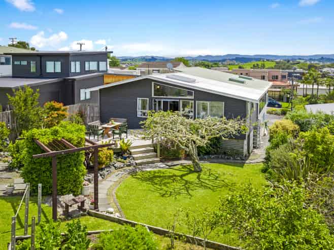 8 Alexander Road, Algies Bay