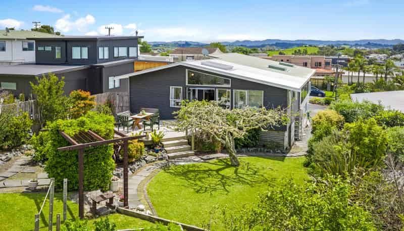 8 Alexander Road, Algies Bay