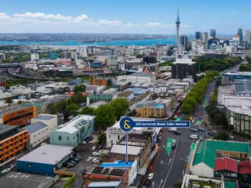 FREEHOLD LIVE/WORK WITH FREE HOSPITALITY BUSINESS
