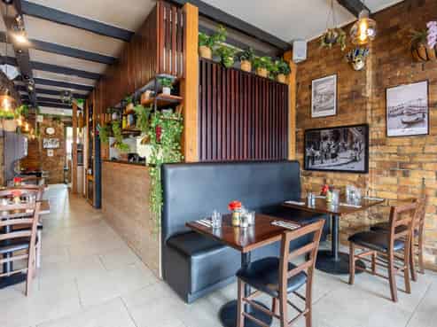 FREEHOLD LIVE/WORK WITH FREE HOSPITALITY BUSINESS
