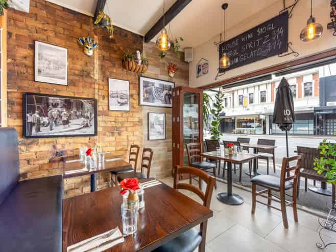 FREEHOLD LIVE/WORK WITH FREE HOSPITALITY BUSINESS
