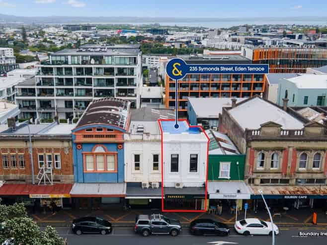 FREEHOLD LIVE/WORK WITH FREE HOSPITALITY BUSINESS
