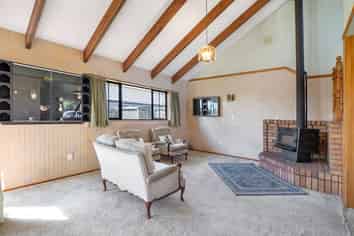 10 Regency Crescent, Redwood