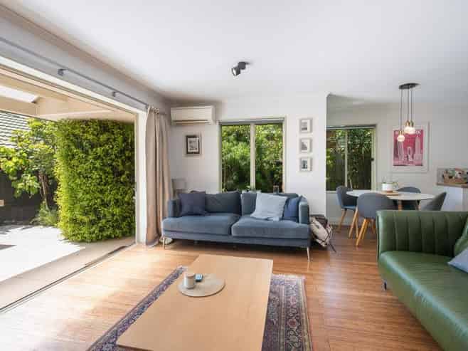  2 Lancewood Way, The Wood