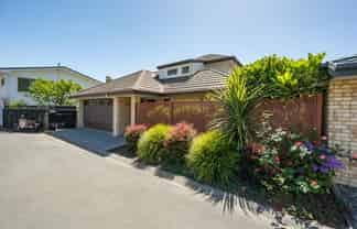  2 Lancewood Way, The Wood