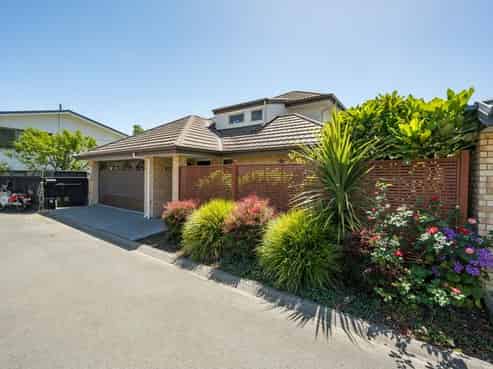 2 Lancewood Way, The Wood