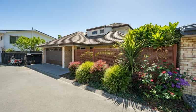  2 Lancewood Way, The Wood