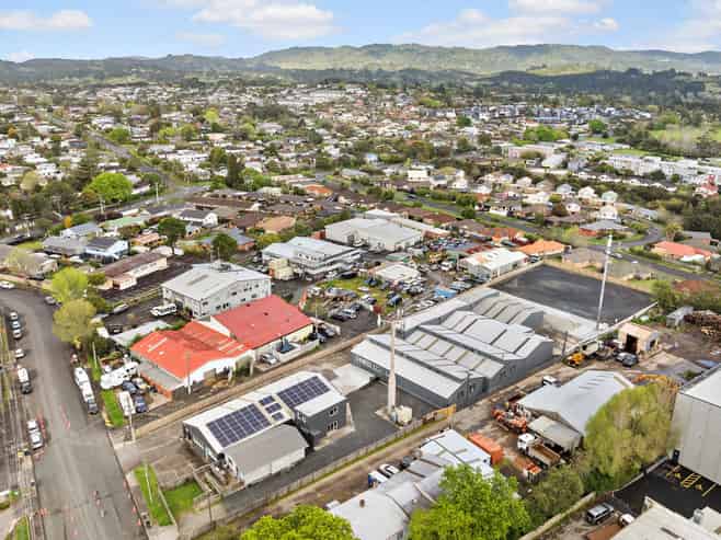 Road-front industrial with live/work opportunity