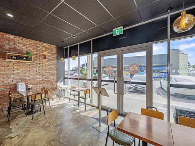 Boutique Korean fried chicken retail investment