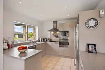 18 Andrusha Place, Flat Bush