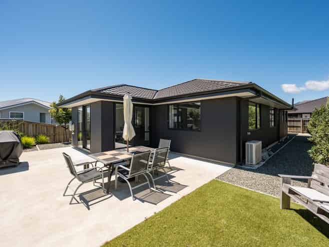 14 Woodley Road, Richmond