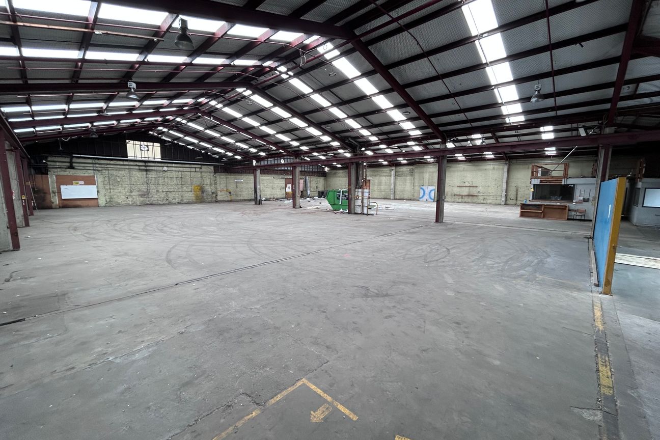 Large High Stud Industrial Warehouse - Vista 2
