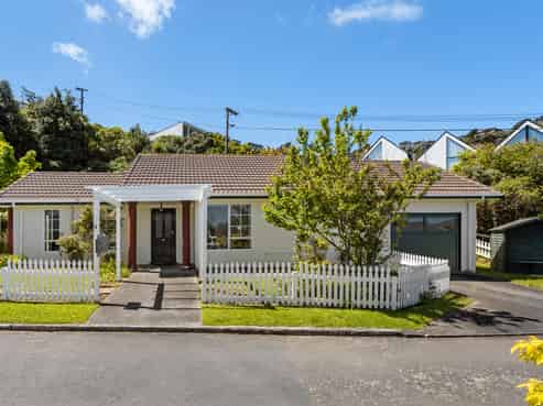 6 Erskine Close, Island Bay