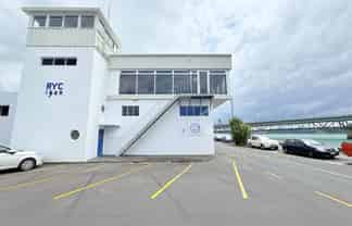 FRONT ROW SEATS TO THE HARBOUR
