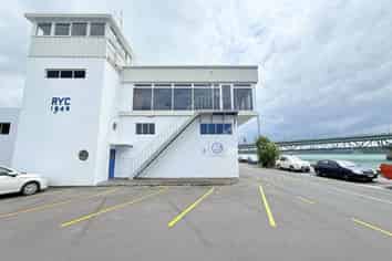 FRONT ROW SEATS TO THE HARBOUR
