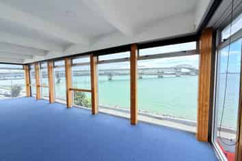 FRONT ROW SEATS TO THE HARBOUR
