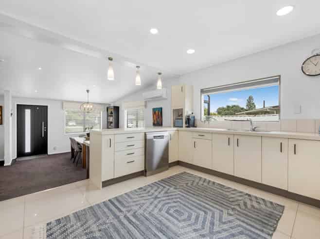 10 Fourth View Avenue, Beachlands