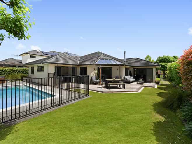 4 Parkwood Place, Huntington