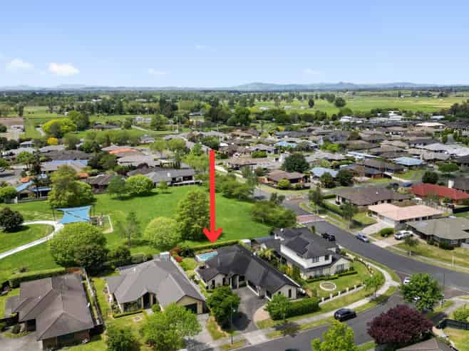 4 Parkwood Place, Huntington