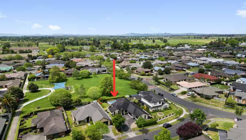 4 Parkwood Place, Huntington