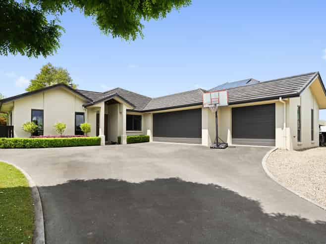 4 Parkwood Place, Huntington