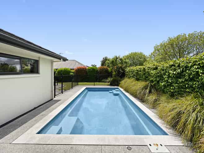 4 Parkwood Place, Huntington