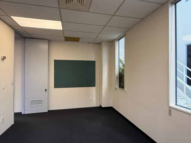 Bright and Functional Office Space – CBD Fringe