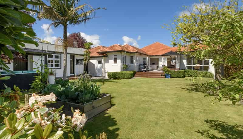 89 Thirteenth Avenue, Avenues