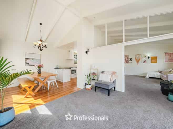 215 Whites Line East, Waiwhetu