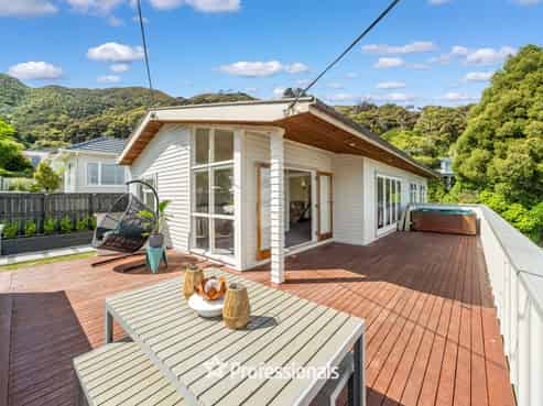 215 Whites Line East, Waiwhetu