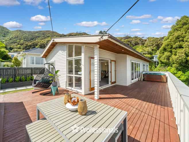 215 Whites Line East, Waiwhetu