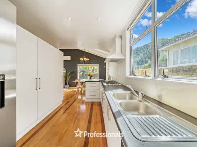 215 Whites Line East, Waiwhetu