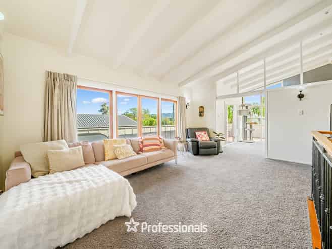 215 Whites Line East, Waiwhetu