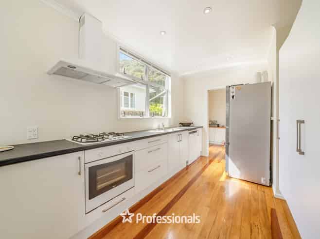 215 Whites Line East, Waiwhetu