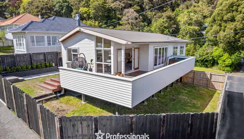 215 Whites Line East, Waiwhetu