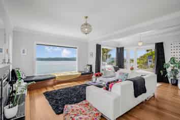 58 Ferry Road, Days Bay, Eastbourne