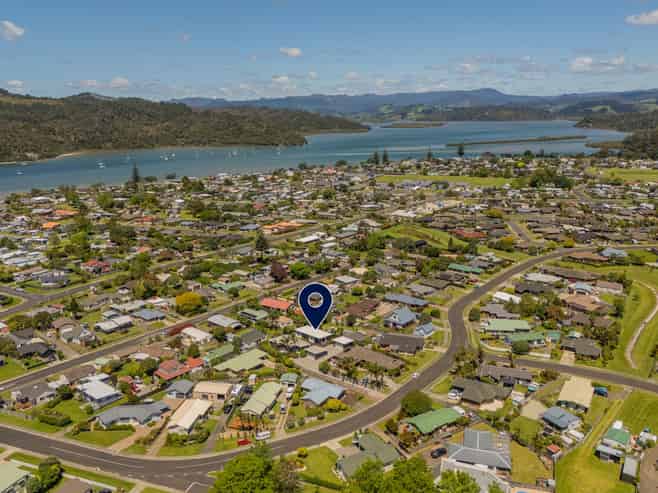 20b Cholmondeley Crescent, Whitianga