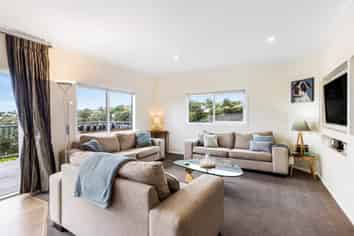 286 Whangaparaoa Road, Red Beach