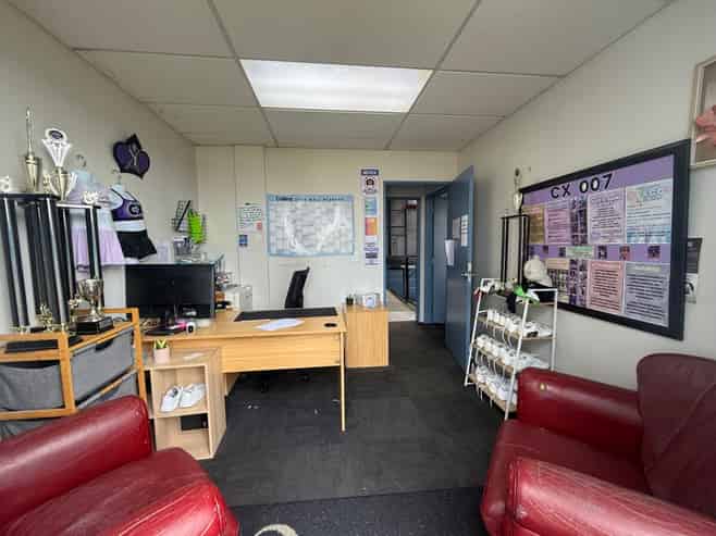 Warehouse or workshop with lockable yard