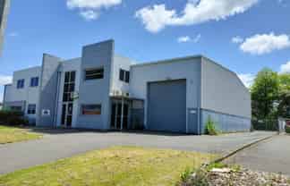 Warehouse or workshop with lockable yard