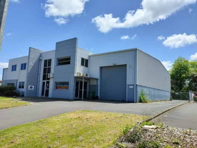 Warehouse or workshop with lockable yard