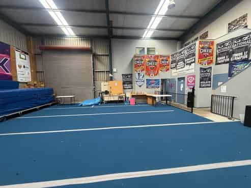 Warehouse or workshop with lockable yard