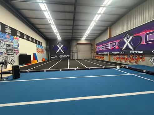 Warehouse or workshop with lockable yard