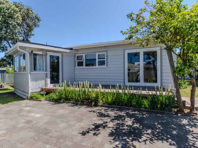 2/64 Menin Road, Onekawa